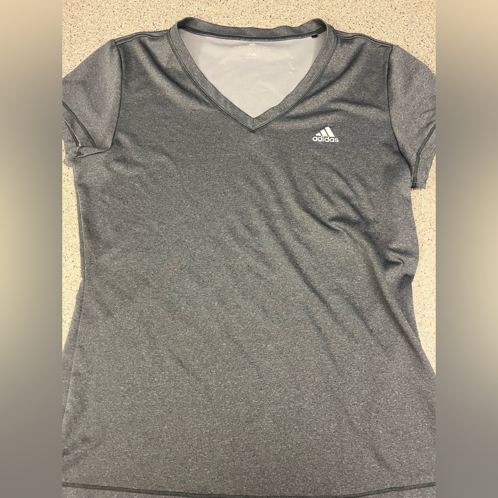 Adidas Women’s performance t-shirt size med like NEW